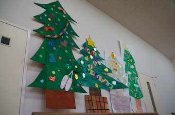 クリスマスパーティのシーンの練習用に、子供達が作ってくれたツリー。みんなありがとう